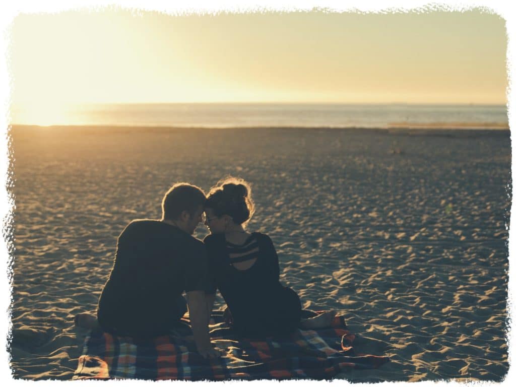 romantic-date-night-beach-picnic Here are romantic date night ideas and sexy romantic date ideas.