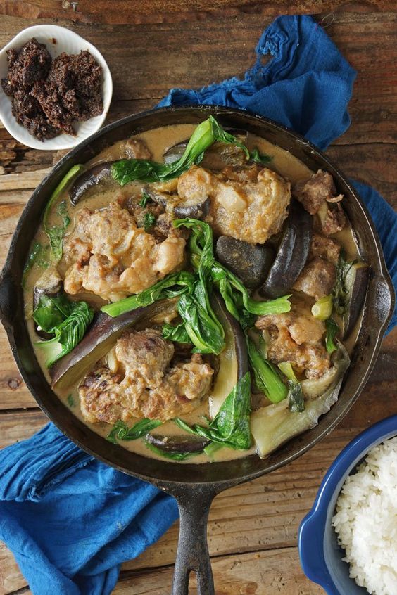 Check out Asian inspired healthy slow cooker recipes such as kare kare in this great article. Discover easy healthy recipes you can prepare in your slow cooker. #healthier #healthyeating #mealprep #nobake #healthyhabits #healthylife #wellness #healthy